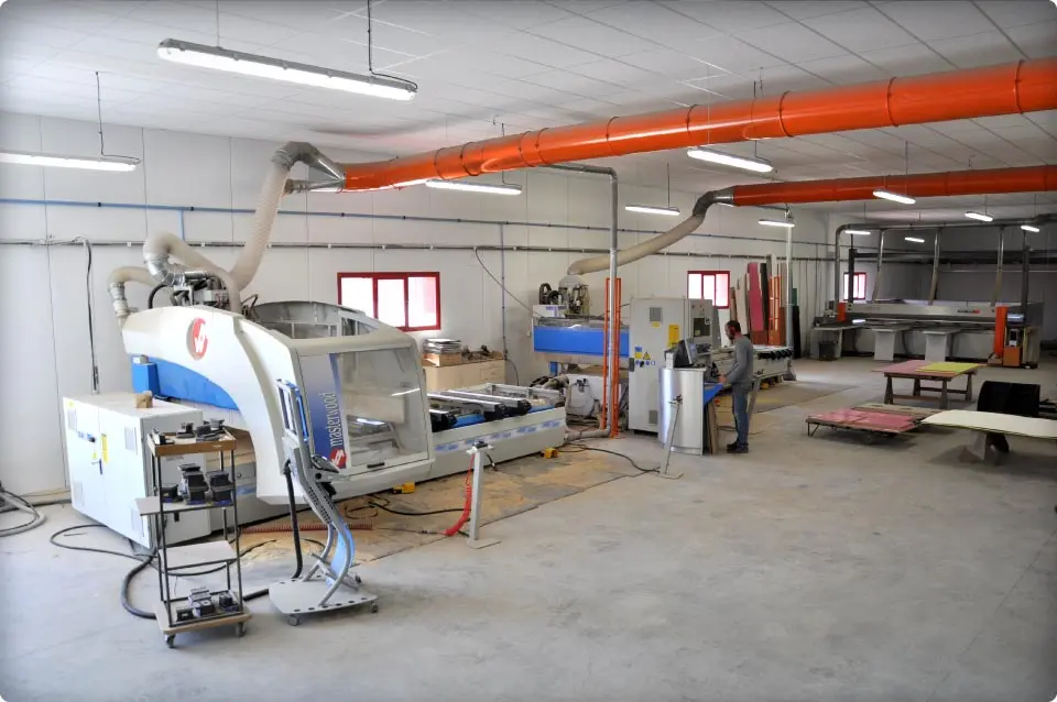 Chaîne numérique dans l'atelier de fabrication : centre de stockage, de débit et 2 centres d'usinage par commande numérique
