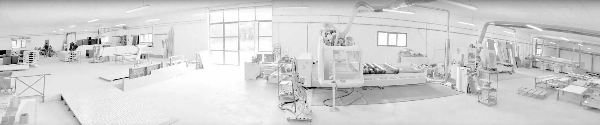 Fond en noir et blanc avec vue panoramique de notre atelier de fabrication dans le Vaucluse