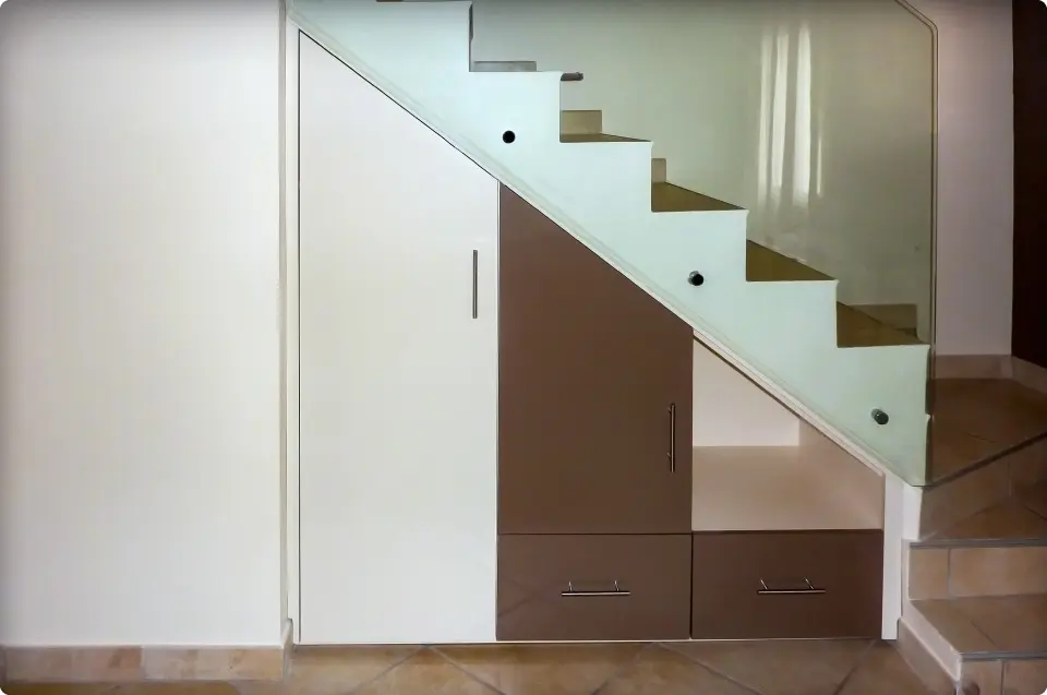 MHB-GRD-placard-sous-escalier-sur-mesure-avec-tiroirs-portes-et-niche