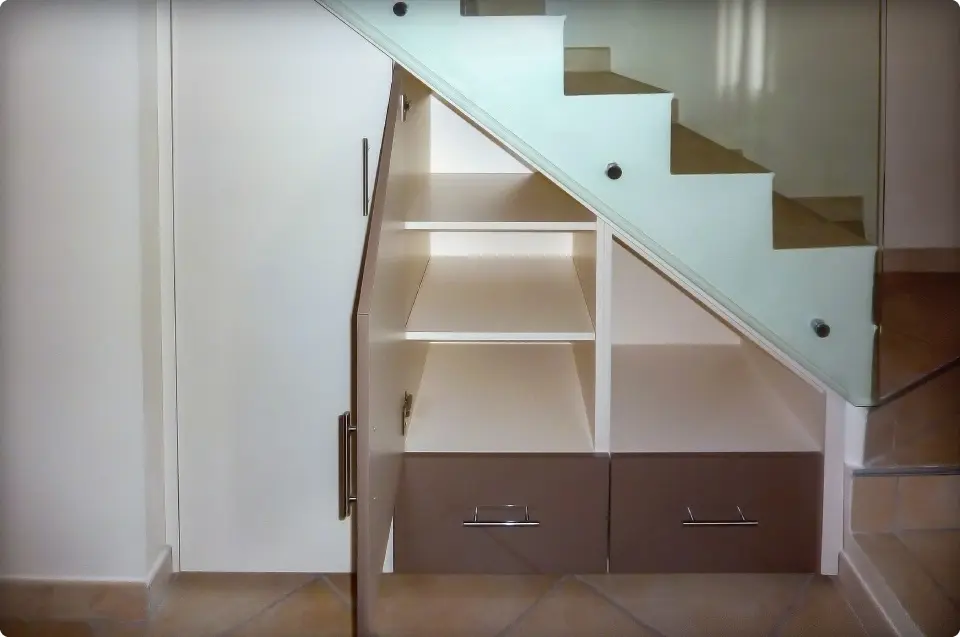 MHB-GRD-rangement-sous-escalier-sur-mesure-tiroirs-et-portes-ouvertes