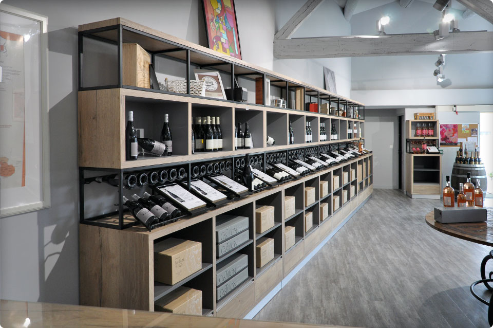 REYNIER Agenceur caveau dégustation présentoir mural bouteilles et cartons