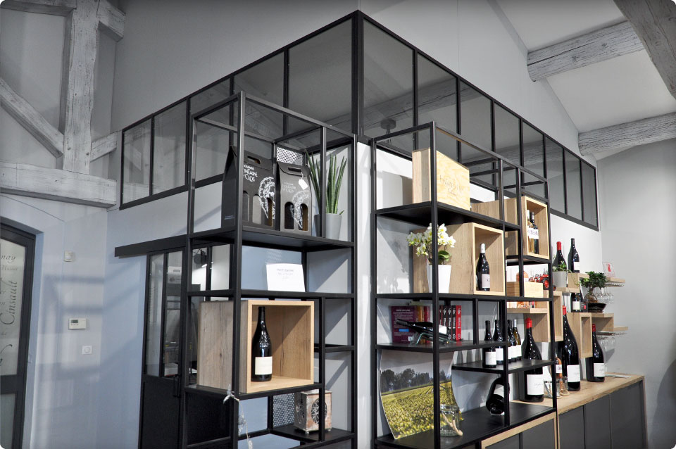 REYNIER Agenceur caveau dégustation comptoir bar et verrière bureau