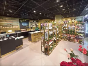 Un nouveau mobilier professionnel sur mesure pour l’espace fleurs au Centre Leclerc de Bollène, présentoirs et accueil caisse