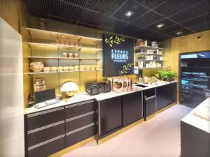 Meuble arrière sur mesure en mélaminé et céramique pour la boutique fleuriste de la galerie marchande au Leclerc à Bollène