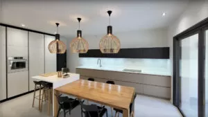 Grande cuisine sur mesure épurée à Orange, aménagée en L autour d'un îlot et équipée d'un plan de travail en solid surface