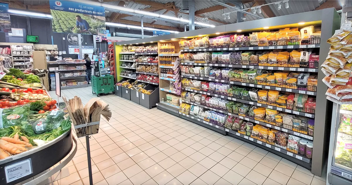 Meuble mélaminé sur mesure pour la présentation de fruits secs au U Express Monteux