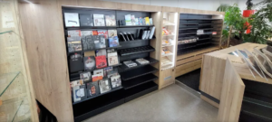 Mural gondole habillée dans notre showroom de mobilier pour tabac presse