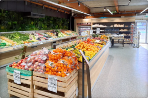 Mobilier des zones FL et BVP de l’Intermarché Grenoble Esplanade : table de masse et mural bas, un linéaire mural BVP