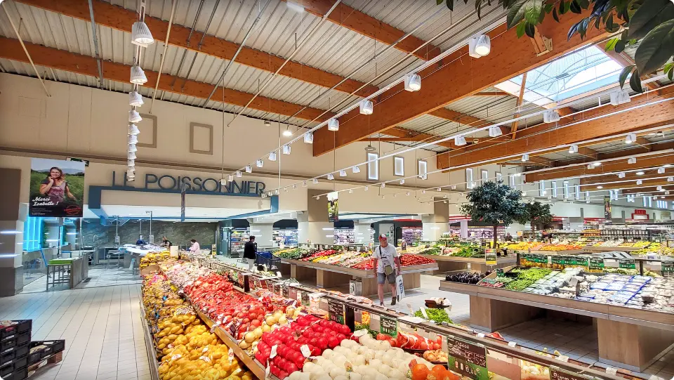 La poissonnerie conclut l’allée des arrières trads avec une déco spectaculaire et une signalétique relayée sur le fronton