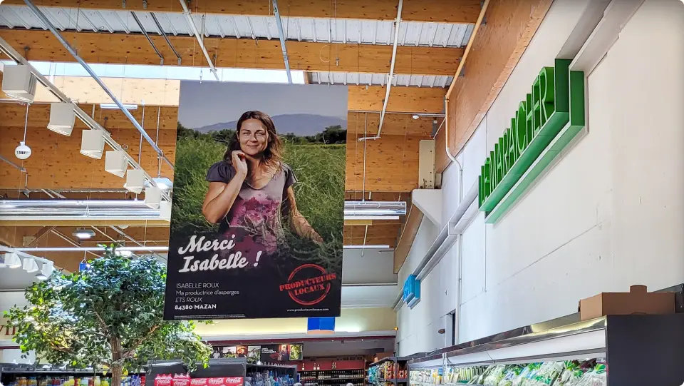 Corniche décorative et lettrage 3D étendus vers la paroi perpendiculaire au-dessus du rayon maraîcher et de la zone eaux.