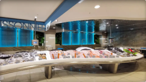 Scénographie du banc marée de la poissonnerie au Leclerc Carpentras : mur de bulles rétroéclairé et plafond ondé en inox.