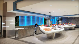 Postes de travail habillés en vraie pierre derrière le banc marée inox de la poissonnerie trad au Leclerc Carpentras