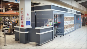 Poste vigile et zone service du Leclerc Carpentras dans le prolongement de l’accueil principal, à droite de l’entrée