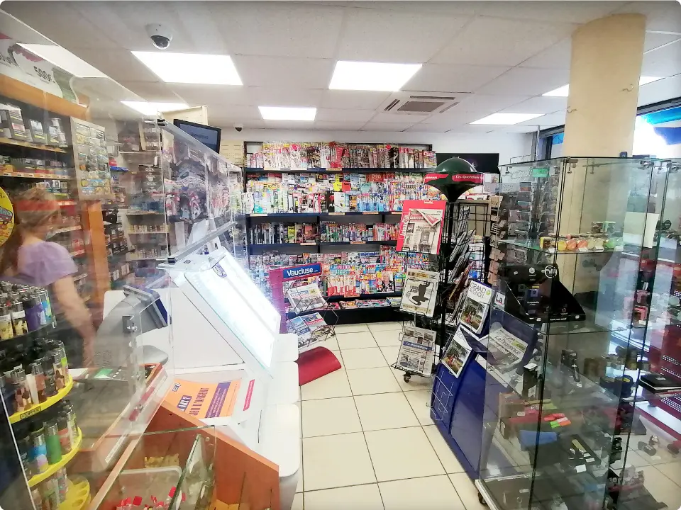 Agencement sur mesure d'un tabac presse : avant travaux, une zone encombrée et hétérogène