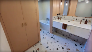 Vue d’ensemble : meuble vasque suspendu et placard sur mesure, conçus pour s’accorder au second œuvre de la salle de bain.