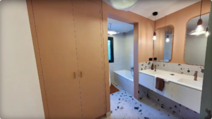 Intégration homogène des agencements sur mesure dans le second œuvre et la décoration de la salle de bain