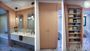 Triptyque SDB enfants : meuble vasque et placard sur mesure, fermé puis ouvert, montrant les tablettes réglables sur taquets.
