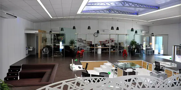 Nos bureaux : bureaux d'études design et technique, et services administratifs et commerciaux, vus depuis le showroom.