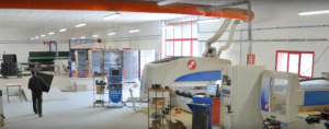 Présentation de notre atelier de fabrication, ici de la chaîne numérique (centre d'usinage) vers les zones de montage.