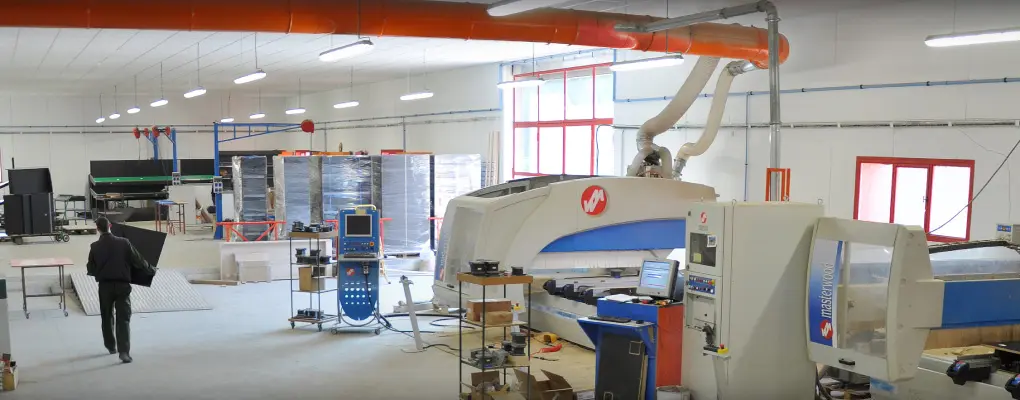 Présentation de notre atelier de fabrication, ici de la chaîne numérique (centre d'usinage) vers les zones de montage.