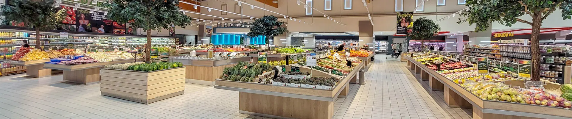 Un rayon fruits et légumes équipé de notre mobilier en hypermarché Un rayon fruits et légumes dans un hypermarché, équipé de notre mobilier fruits et légumes : grandes tables îlots, bergerie.
