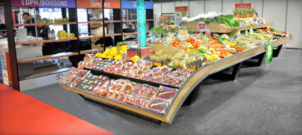 table fruits et legumTable fruits et légumes avec TG courbe – conception REYNIER Agenceur Un modèle exclusif de table fruits et légumes conçu par REYNIER Agenceur, avec une TG courbe pour renforcer l’effet de masse.
